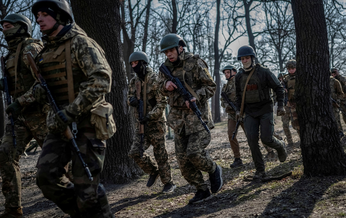 Lực lượng vũ trang Ukraine huấn luyện cơ bản cho các tình nguyện viên đăng ký tham gia Lữ đoàn Tấn công số 3 tại vùng Kiev hôm 5/3. Ảnh: Reuters.