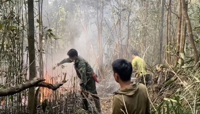 Ban quản lý rừng phòng hộ huyện Văn Bàn (Lào Cai) phối hợp cùng các ngành chức năng và người dân kịp thời dập tắt đám cháy rừng tại xã Khánh Yên Trung. Ảnh: M.Dương.