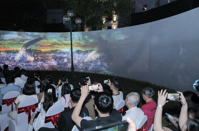Bức tranh panorama 3D 'Chiến dịch Điện Biên Phủ' có diện tích hơn 3.000m2, được thực hiện bởi 200 họa sĩ trẻ tài năng đã thu hút đông đảo người dân tham quan.