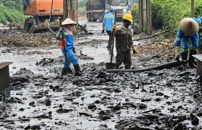 Công nhân khắc phục sự cố tràn bùn thải ở bãi rác Nam Sơn, sáng 4/5. Ảnh: Hoàng Phong.
