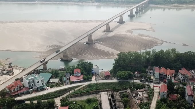 The Red River section flowing through the Trung Ha bridge area (Ba Vi, Hanoi) is dry, causing sand banks to emerge. Photo: MP.