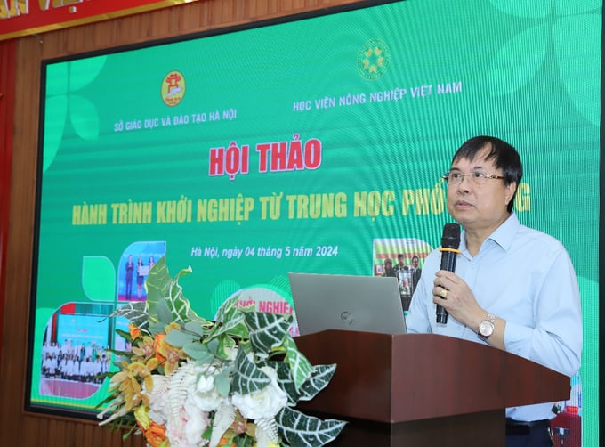 ông Lê Hồng Vũ, Phó Trưởng phòng Giáo dục trung học, Sở GD&ĐT TP Hà Nội phát biểu tại Hội thảo. Ảnh: HVNN