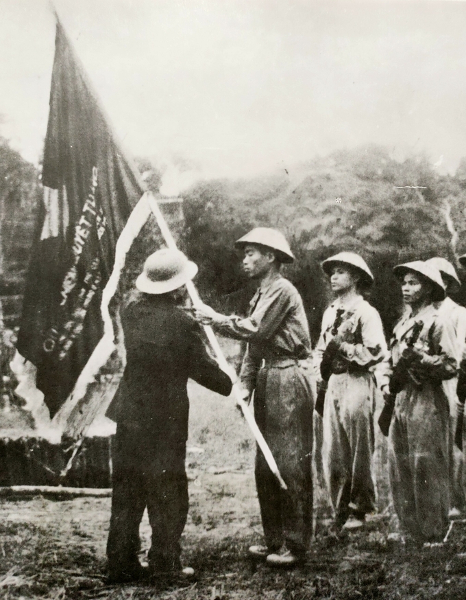 Đại tướng Tổng Tư lệnh Võ Nguyên Giáp trao cờ tặng đơn vị có thành tích xuất sắc nhất chiến dịch Điện Biên Phủ (13/5/1954). Ảnh: Tư liệu.
