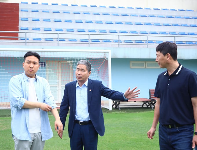 HLV Kim Sang-sik thăm quan khu tập luyện ở VFF. Ảnh: VFF