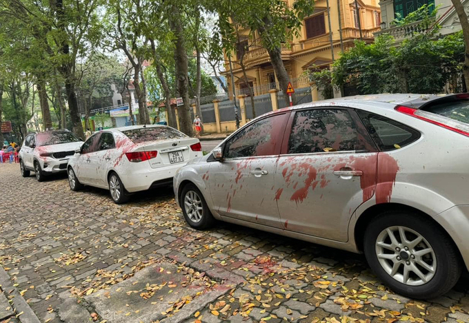 Một số xe ô tô bị tạt sơn ở khu đô thị Định Công, phường Định Công, quận Hoàng Mai, Hà Nội. Ảnh: Cơ quan chức năng.