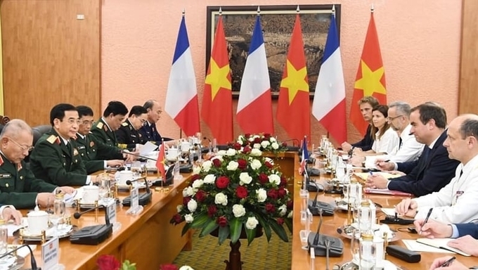 Bộ trưởng Phan Văn Giang và các thành viên đoàn Việt Nam tại hội đàm với người đồng cấp nước Pháp. Ảnh: QĐND.