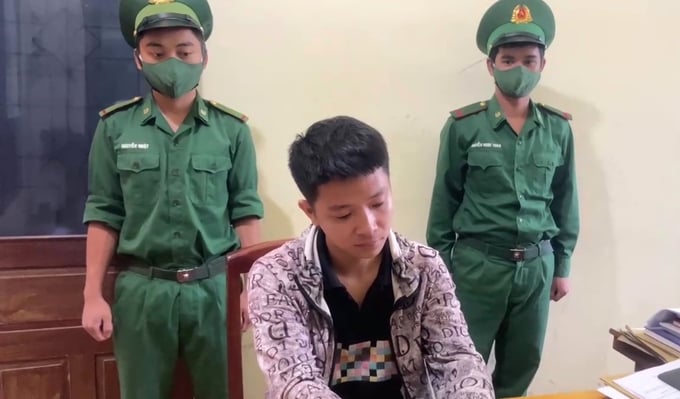 Đối tượng Huỳnh Văn Tuấn bị lực lượng Bộ đội Biên phòng bắt giữ. Ảnh: V.Đ.T.
