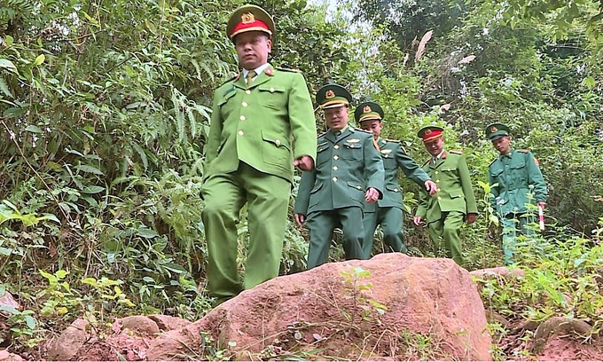 Lực lượng công an xã Sín Thầu phối hợp bộ đội biên phòng tuần tra biên giới.