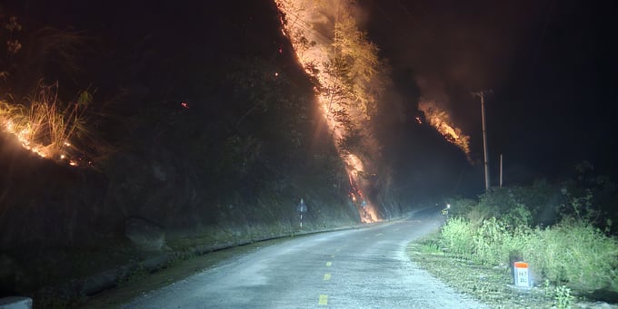 Cháy rừng giáp ranh giữa xã Trung Chải và xã Nậm Ban, huyện Nậm Nhùn, tỉnh Lai Châu hôm 15/4. Ảnh: Hải Đăng.