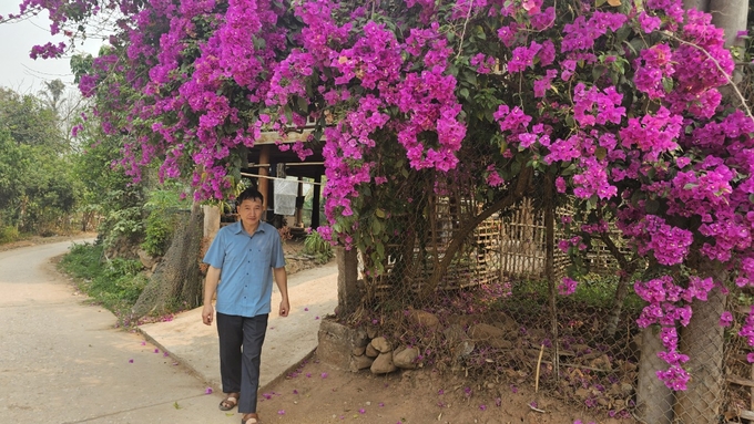 Bí thư xã Chà Nưa, ông Khoàng Văn Van, tới thăm các hộ gia đình làm du lịch cộng đồng ở bản Nà Sự. Ảnh: Văn Việt.