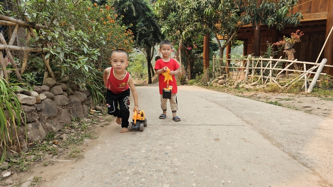 Trẻ em người Thái trắng đang vui chơi trên những con đường ở bản Nà Sự. Ảnh: Bảo Thắng.