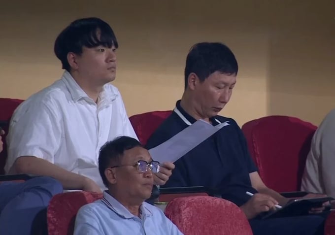 HLV Kim cùng trợ lý theo dõi trận đấu tại SVĐ Hàng Đẫy. Ảnh: Thể Thao 247
