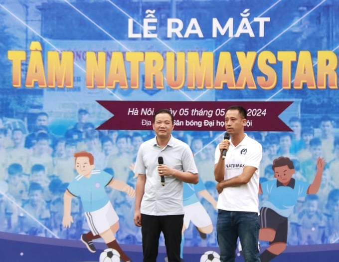 Chủ tịch HĐQT Natrumax Nguyễn Tất Tùng (trái) và Cựu tuyển thủ Quốc gia Việt Nam Vũ Như Thành, Giám đốc Natrumax Star Football chia sẻ tại lễ ra mắt Trung tâm.