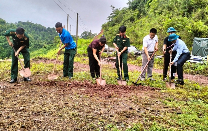 Bí thư Đảng ủy xã Sín Thầu Pờ Mỳ Lế (thứ 3 từ trái qua) luôn chủ trương cùng ăn, cùng ở, cùng làm với dân.