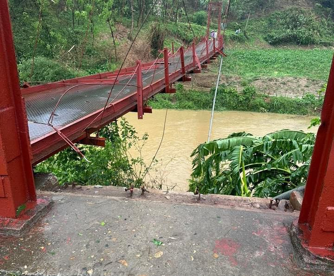 Cầu treo làng San - làng Tòng thuộc xã Quang Kim (huyện Bát Xát, Lào Cai) bị lệch sau trận mưa, giông lốc. Ảnh: Phát Đạt.