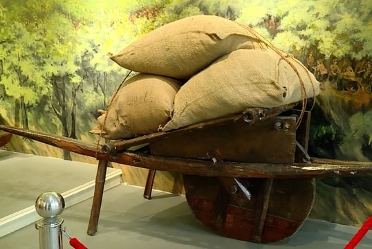 Chiếc xe cút kít của ông Trịnh Đình Bầm làm phương tiện để chở lương thực phục vụ chiến dịch Điện Biên Phủ. Ảnh: TTV.