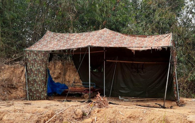 Lều của Trạm Quản lý, bảo vệ rừng số 5 thuộc Công ty TNHH MTV Đắk Ntao, xã Quảng Sơn bị các lâm tặc đốt. Ảnh: Quang Yên.
