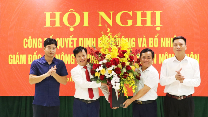 Lãnh đạo Sở NN-PTNT Bắc Ninh tặng hoa chúc mừng ông Nguyễn Song Hà.