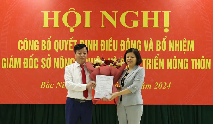 Chủ tịch UBND tỉnh Bắc Ninh Nguyễn Hương Giang trao Quyết định và chúc mừng Giám đốc Sở NN-PTNT Nguyễn Song Hà. 
