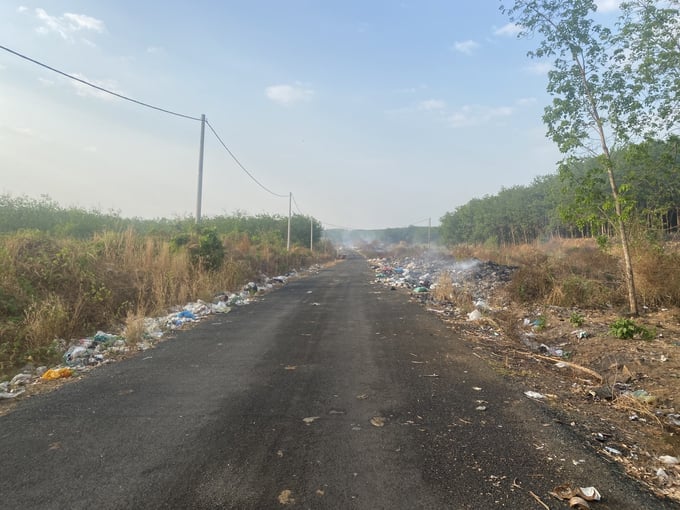 Bãi rác chỉ cách khu dân cư chưa đầy 1km, ngập tràn rác từ đầu đường ĐT 759B. Ảnh: Trần Trung.