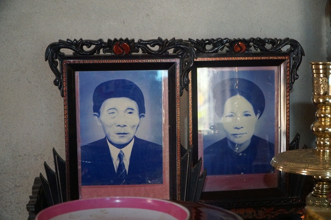 Di ảnh của cụ Trịnh Đình Bầm (bên trái) cùng vợ. Ảnh: Thanh Tùng.