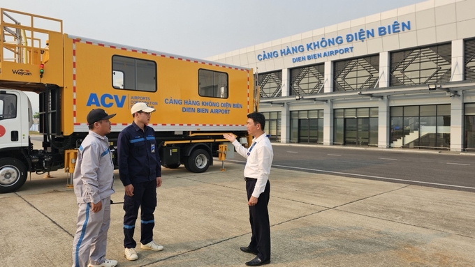 Ông Trần Văn Hồng, Phó giám đốc cảng hàng không Điện Biên (bìa phải) trao đổi với các nhân viên mặt đất của Cảng hàng không Điện Biên. Ảnh: Văn Việt.