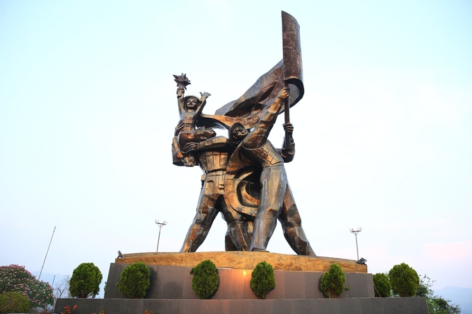 Tượng đài chiến thắng Điện Biên Phủ. Ảnh: Giang Nam.