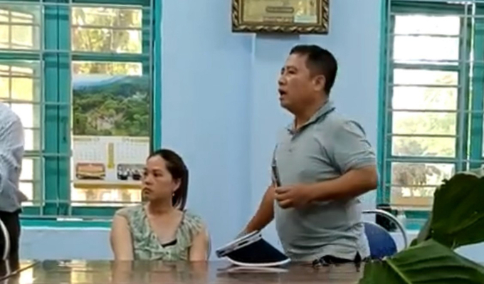 Vợ chồng ông Hạ đã có nhiều lời nói thiếu chuẩn mực ngay tại phòng họp Hội đồng sư phạm Trường THCS Hùng Vương, thành phố Huế. (Ảnh cắt từ clip)