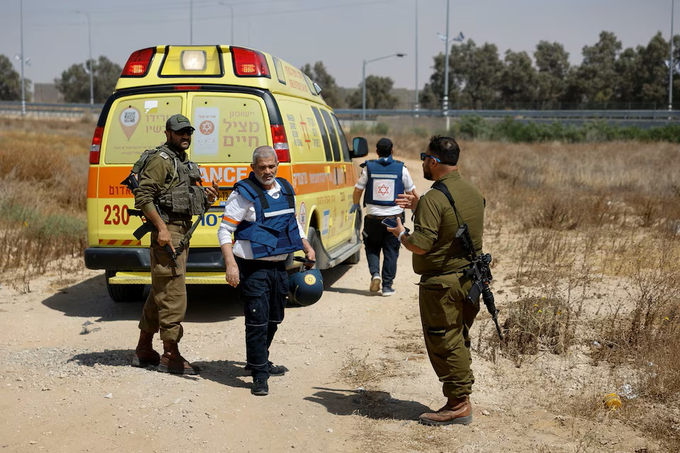 Lực lượng quân y Israel có mặt tại hiện trường vụ tấn công của Hamas, khiến 3 binh sĩ Israel thiệt mạng. Ảnh: Reuters.