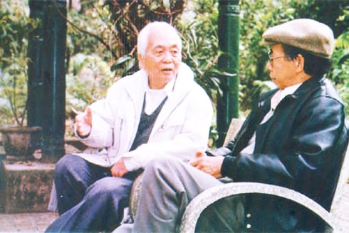 Nhà văn Hữu Mai trong một lần trò chuyện cùng Đại tướng Võ Nguyên Giáp. Ảnh: Tư liệu.
