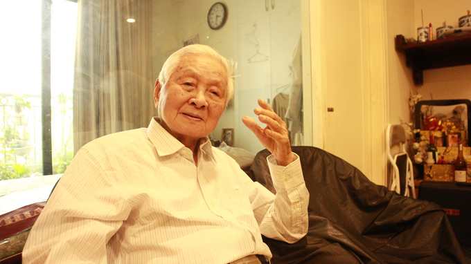 Dù đã ngoài 90 tuổi, mắt đã mờ, tai đã chậm nhưng những kỷ niệm về Điện Biên Phủ năm 1954 vẫn còn vẹn nguyên trong ông Sơn. Ảnh: Minh Toàn.