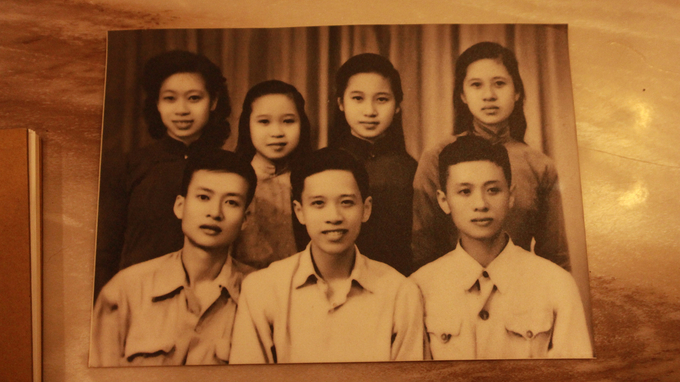 Ông Sơn (ngoài cùng bên phải) tham gia chiến dịch Điện Biên Phủ khi chỉ mới 22 tuổi, bức ảnh được chụp sau khi ông trở về từ chiến dịch một năm sau đó. Ảnh: Minh Toàn.