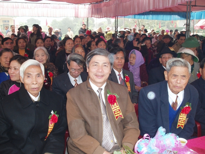 Ông Đặng Đình Tân (bìa trái), nguyên Phó Bí thư huyện ủy Ứng Hòa, Hà Nội.
