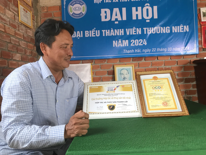 Ông Nguyễn Văn Quyết, Giám đốc HTX thủy sản Thạnh Lợi, giới thiệu 2 trong số những chứng nhận HTX đạt được là OCOP 3 sao và vinh danh là 1 trong 20 doanh nghiệp, tổ chức có đóng góp tích cực, ý nghĩa cho ngành chăn nuôi, thủy sản Việt Nam với giải thưởng 'HTX thủy sản tốt nhất'. Ảnh: Minh Đảm.