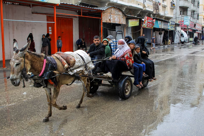 Người dân ở phía đông thành phố Rafah bắt đầu sơ tán sau thông báo ngày 6/5 của quân đội Israel. Ảnh: Reuters.