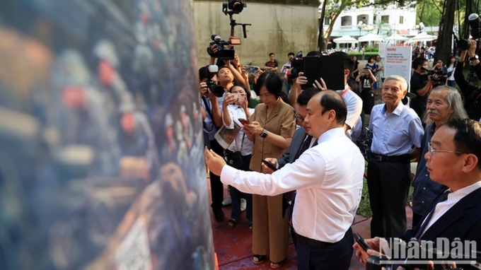 Các đại biểu trải nghiệm thực tế tăng cường tại triển lãm tương tác ảnh panorama 'chiến dịch Điện Biên Phủ'.