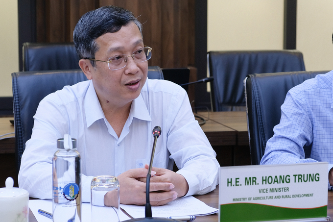 Thứ trưởng Hoàng Trung bày tỏ sự quan tâm của Bộ NN-PTNT đến hệ thống giống cây trồng thích ứng với biến đổi khí hậu. Ảnh: Tùng Đinh.