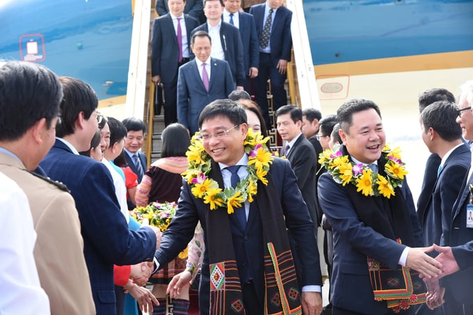 Bộ trưởng Nguyễn Văn Thắng là một trong các hành khách của chuyến bay thương mại cỡ lớn đầu tiên hạ cánh xuống Điện Biên ngày 2/12/2023. Ảnh: Bộ Giao thông Vận tải.