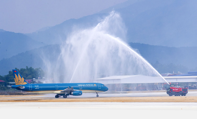 Nghi thức phun vòi rồng chào đón chuyến bay thương mại đầu tiên hạ cánh xuống sân bay Điện Biên. Ảnh: Văn Thành Chương.