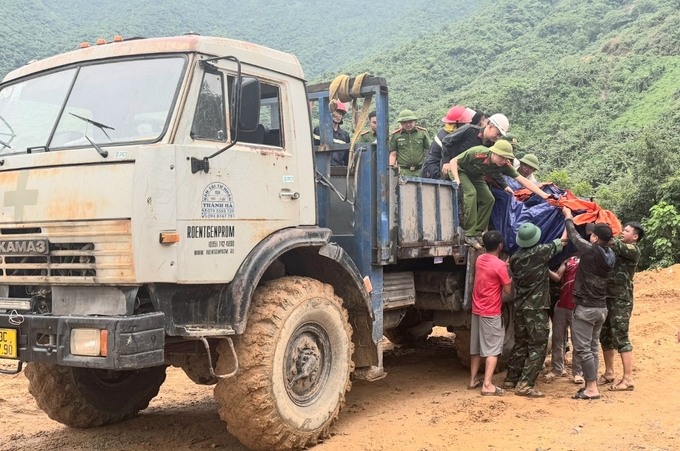 Công tác cứu hộ nạn nhân được triển khai hết sức khẩn trương.