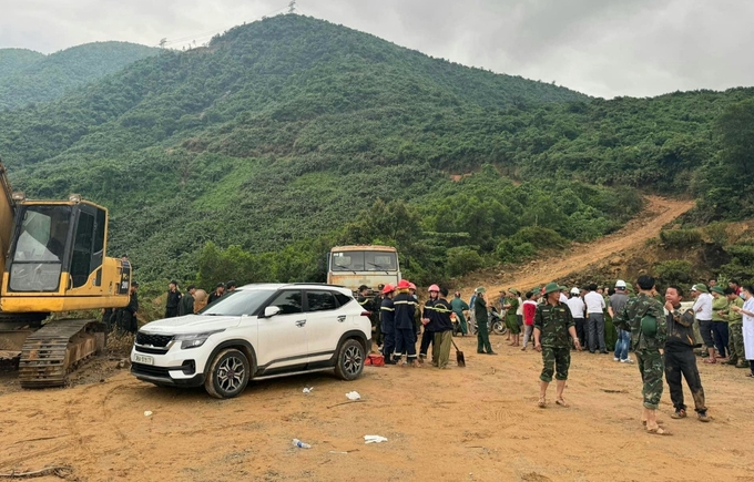 Trước đó, đầu giờ chiều cùng ngày, nhóm công nhân 18 người vào lán trại, cách trụ móng thi công đường dây điện 500kV khoảng 100m trú mưa. Bất ngờ, sạt lở xảy ra khiến nhiều người gặp nạn.