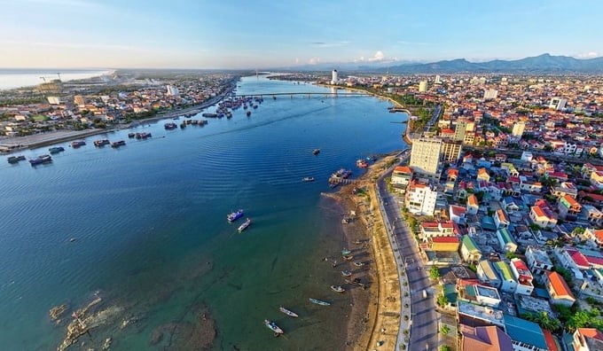 Dong Hoi city, Quang Binh province, is on the banks of the Nhat Le River.