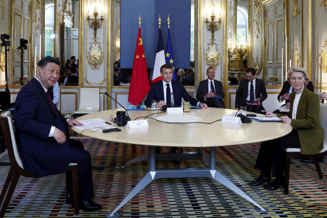 Chủ tịch Trung Quốc Tập Cận Bình (trái), Tổng thống Pháp Emmanuel Macron (giữa) và Chủ tịch Ủy ban Châu Âu Ursula von der Leyen (phải) tham dự cuộc họp ba bên tại Điện Elysee trong khuôn khổ chuyến thăm cấp nhà nước của chủ tịch Trung Quốc tại Pháp hôm 6/5. Ảnh: AP.