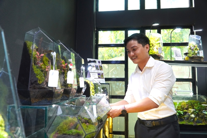 Mr. Do Thien Ha is a pioneer in developing the terrarium growing model in Can Tho City. Photo: Kim Anh.