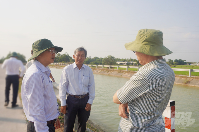 Lãnh đạo Sở NN-PTNT TP.HCM kiểm tra công tác điều tiết nước phục vụ sản xuất nông nghiệp trong mùa khô hạn tại huyện Củ Chi. Ảnh: Nguyễn Thủy.