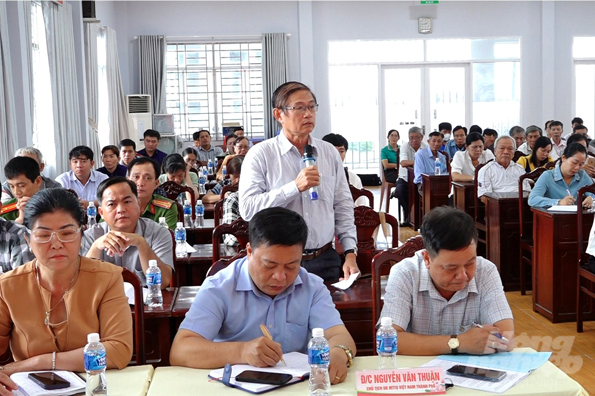 Cử tri nêu kiến nghị đến đại biểu Quốc hội thuộc đơn vị Bầu cử số 3. Ảnh: Duy Khánh.