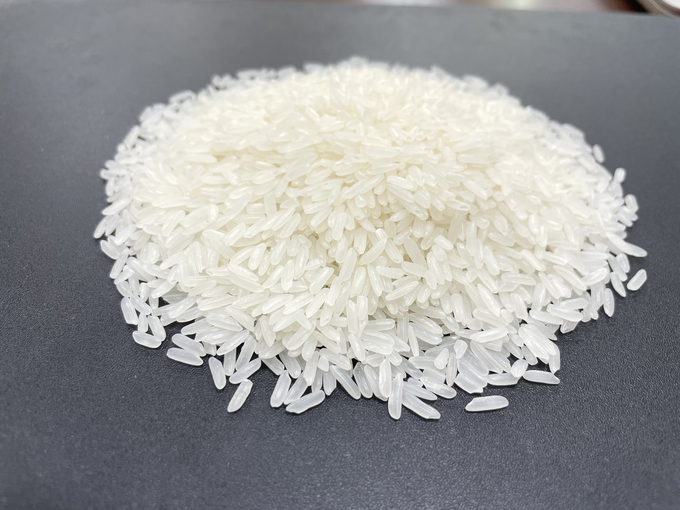 Hạt gạo dài, trong, ít bạc bụng, cơm thơm, mềm, trắng, vị đậm.