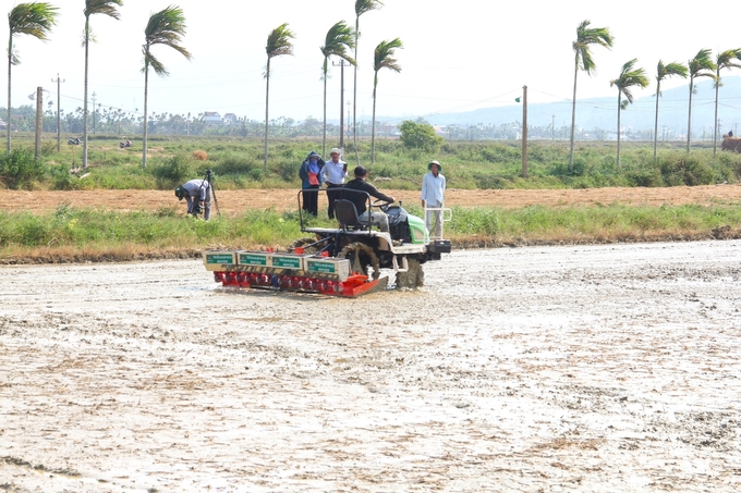 Mô hình ứng dụng cơ giới hóa đồng bộ vào sản xuất lúa được thực hiện tại xã Đức Chánh (huyện Mộ Đức, Quảng Ngãi). Ảnh: L.K.