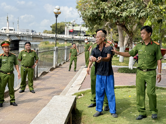 Đối tượng Bình (áo đen) tại hiện trường. Ảnh: TT.