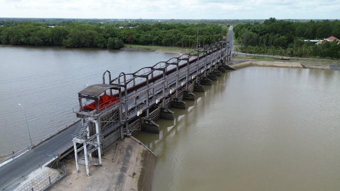 The Ba Lai drainage and dam system is one of the nine components of the North Ben Tre freshwater conversion project. Photo: Kim Anh. 